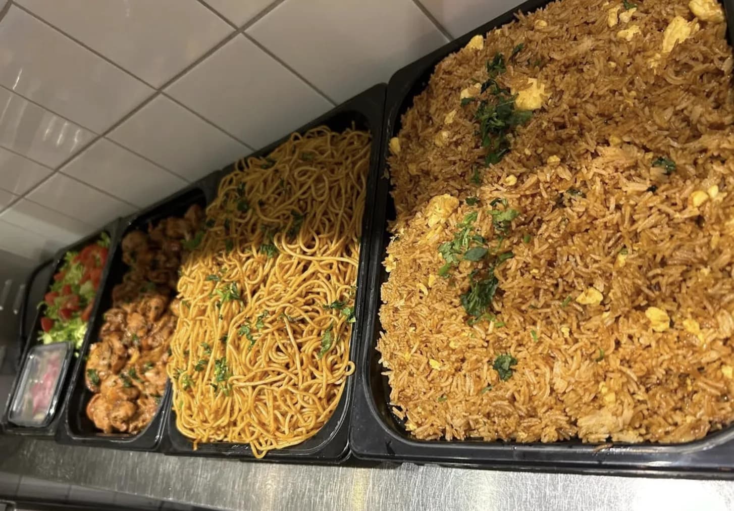 Cateringschalen met bami, nasi, kip en salade van ThéCafé Rhoon